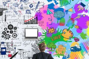 HOMME DEVANT UN TABLEU COMPLEXE POUR CONSTRUIRE SON PROJET PROFESSIONNEL EN CC 11 ETAPES