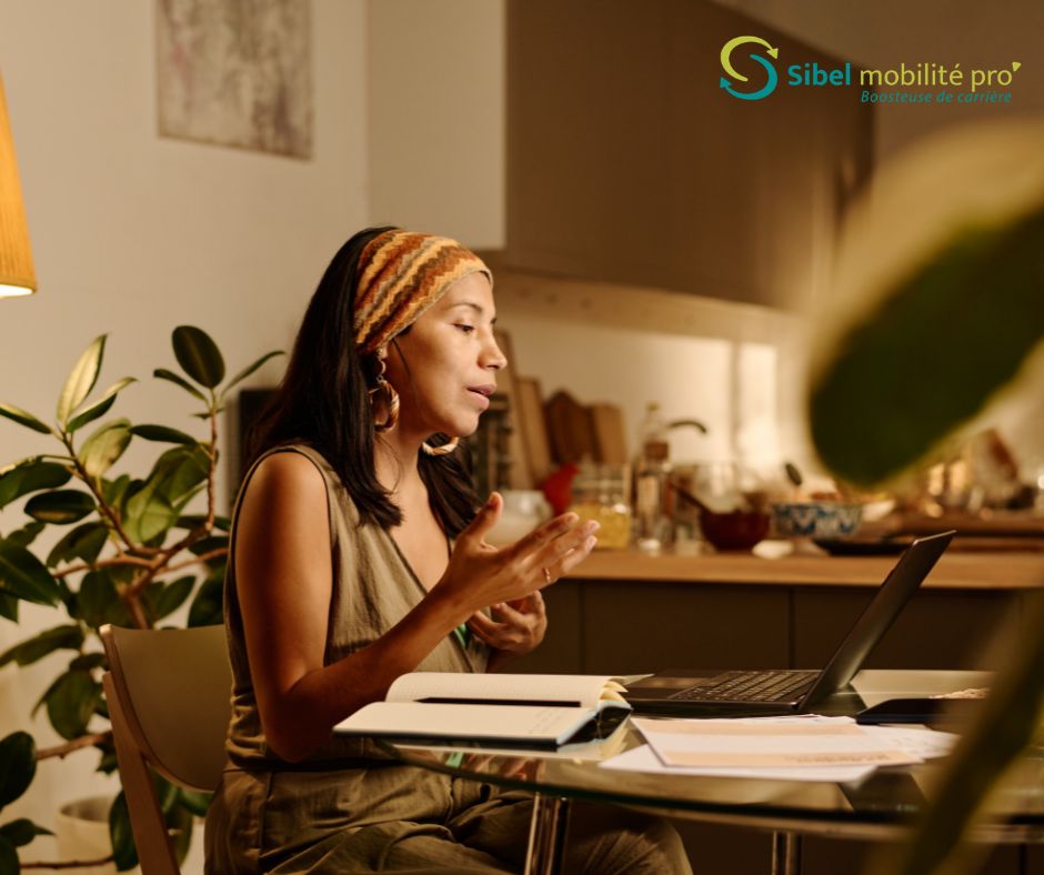 Femme en télétravail à Nouméa échangeant en visioconférence, illustrant le bien-être au travail et la qualité de vie professionnelle