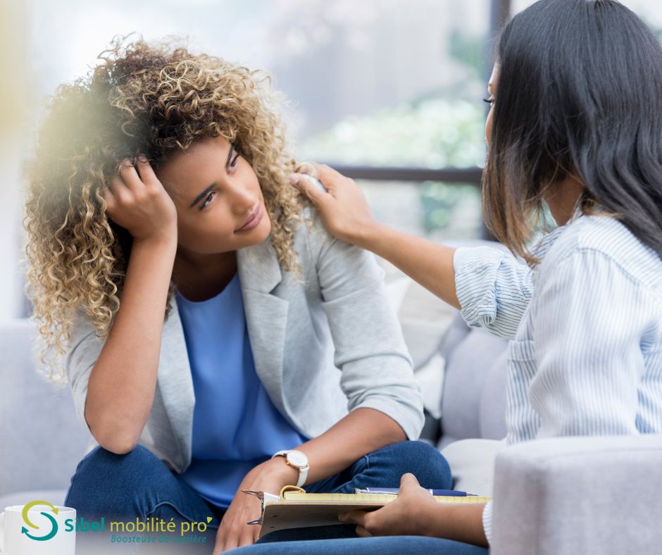 femme réconfortée par sa coach en raison du coût-de-tout-gerer-seule-coaching-professionnel-quel-moment